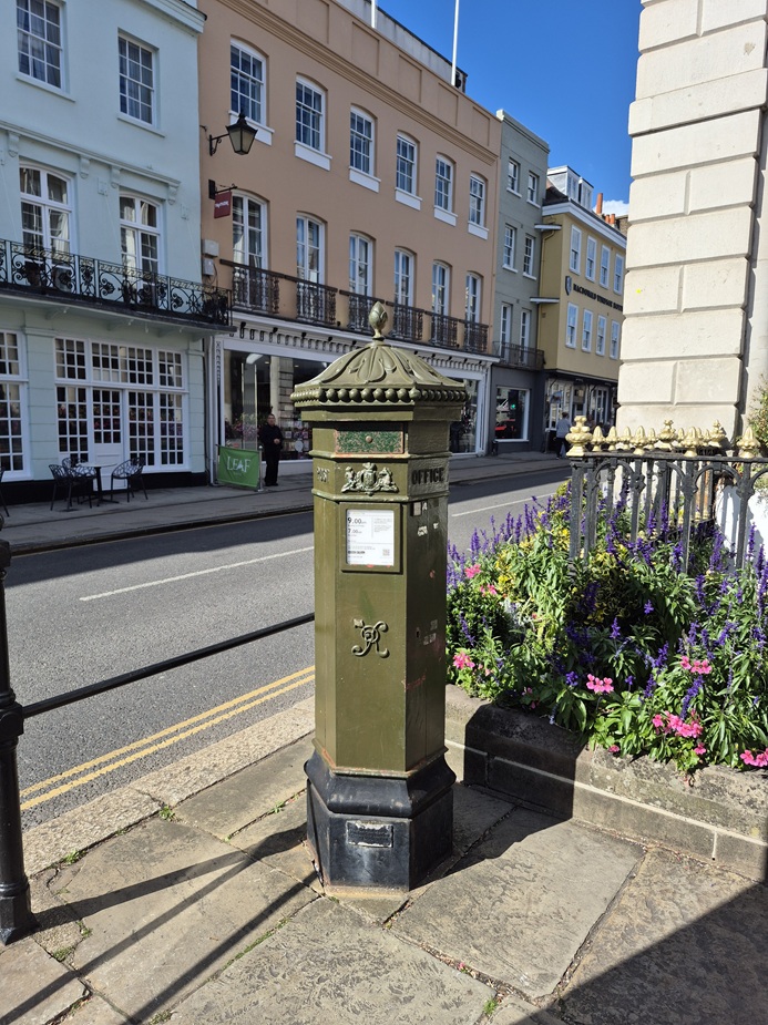A day in Windsor - Victorian postbox